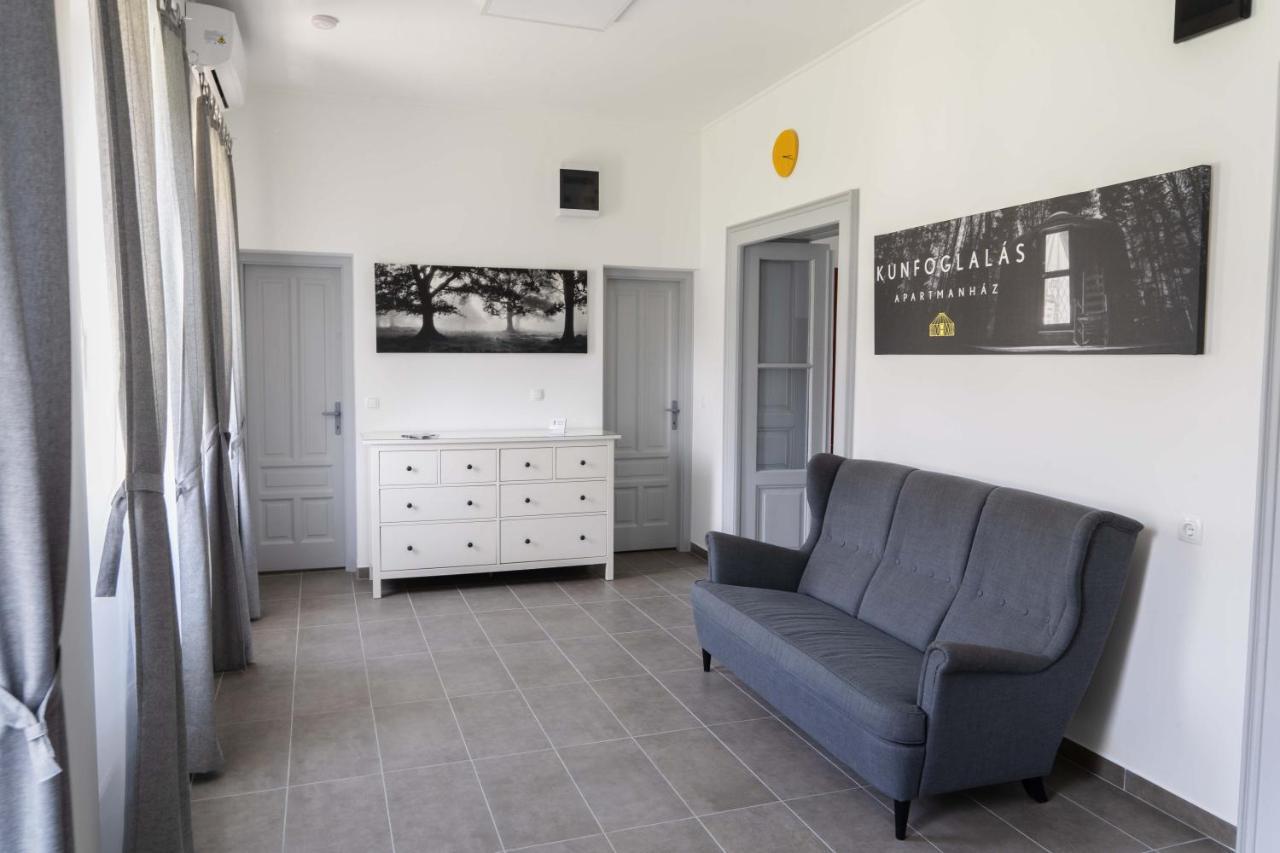Kunfoglalás Apartmanház Kisujszallas Exterior foto